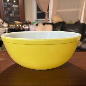 Vintage Pyrex primary # 404 yellow 4 quart mixing bowl. Part of a 4 piece set.